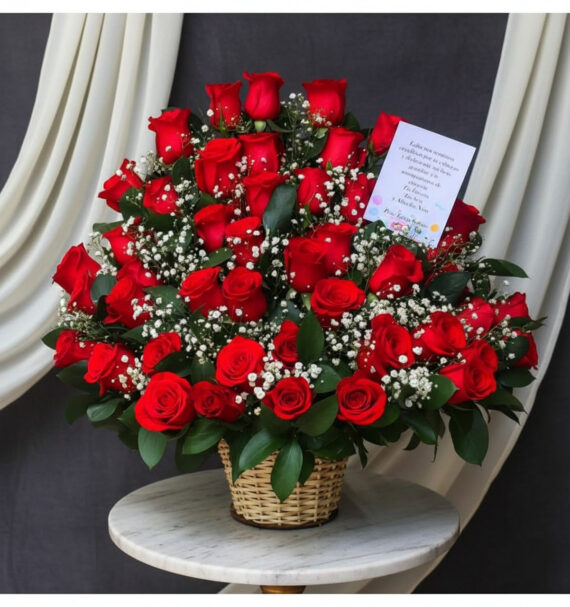 Arreglo de rosas rojas en canasta de mimbre toma la imagen adjunta como base y genera ttlbp9