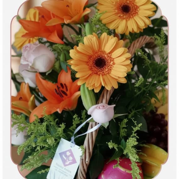 Primer plano extremo del Arreglo Basilio, mostrando la textura hiperrealista de rosas, lirios y gerberas con gotas de rocío s