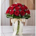 Arreglo floral DOMENICA con 30 rosas rojas frescas en un jarrón de cristal elegante, ideal para expresar amor y pasión.