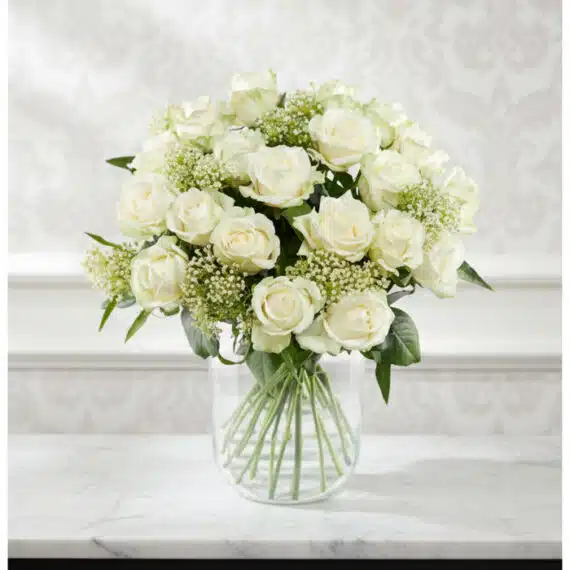 Arreglo Floral Estefanía: 24 Rosas Blancas Puras para Regalar Arreglo floral Estefanía con 24 rosas blancas frescas en un jarrón de cristal sobre una mesa de mármol, con un fondo elegante