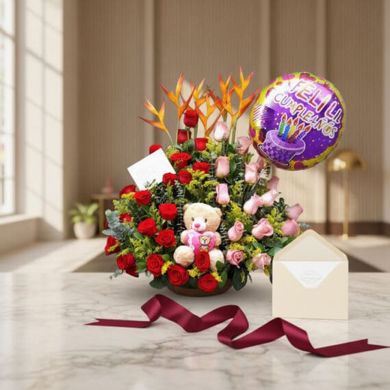 Arreglo floral exótico con rosas rojas y rosadas, aves del paraíso, peluche, globo de cumpleaños, tarjeta y cinta de satén en