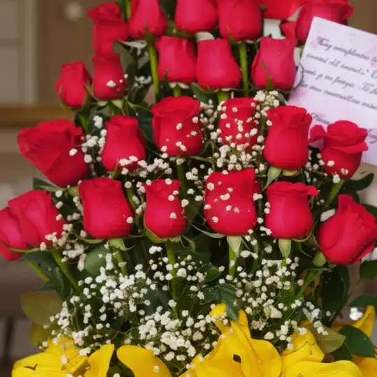 Primer plano extremo de Arreglo Floral Exótico Gamma, mostrando rosas rojas con gotas de rocío, flores blancas y lirios amari