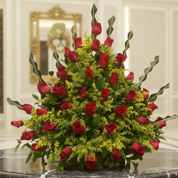 Arreglo Floral con Rosas Cupido: Elegancia y Pasión para tu Hogar Arreglo floral premium con rosas rojas Cupido y follaje verde, sobre una mesa de mármol en un lobby de hotel boutique, ideal
