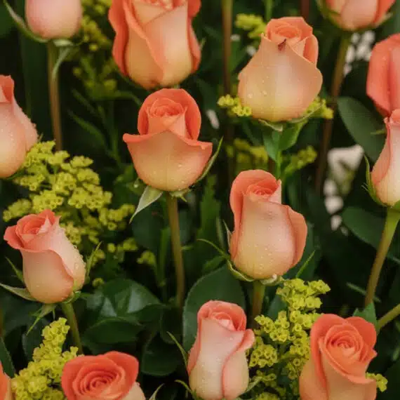 Primer plano extremo de un arreglo floral con rosas color durazno, mostrando texturas hiperrealistas y sutiles gotas de rocío