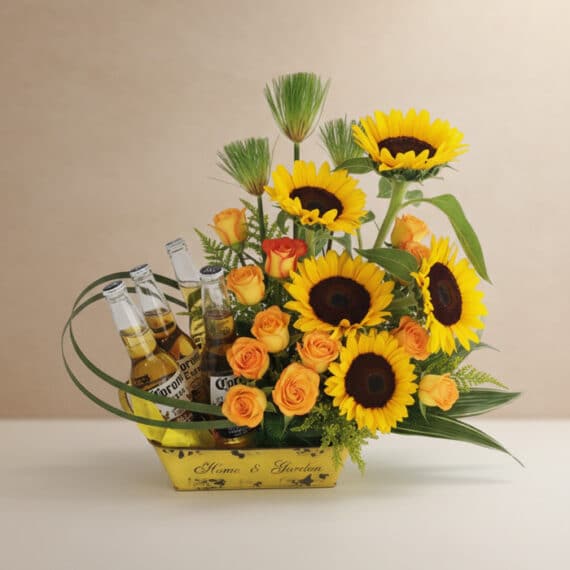 Arreglo Floral con Girasoles y Cervezas Corona para Regalo Arreglo floral vibrante con girasoles, rosas naranjas y cuatro botellas de cerveza Corona en una base amarilla, ideal para ce