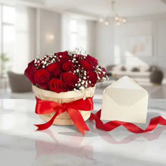 Arreglo Lidia con 15 rosas rojas premium en balde rústico de madera, decorado con cinta roja de satén y tarjeta de regalo ele