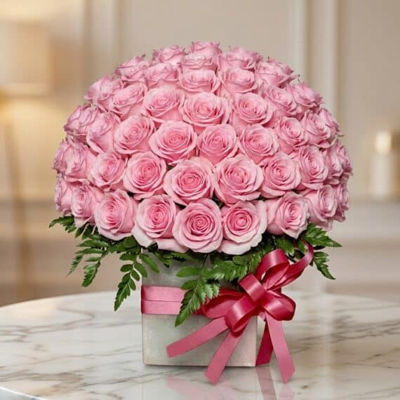 Caja Floral Nadia: 72 Rosas Rosadas para Regalo Elegante Caja floral Nadia con 72 rosas rosadas frescas y abiertas, dispuestas elegantemente en un arreglo grande y exuberante, con fo