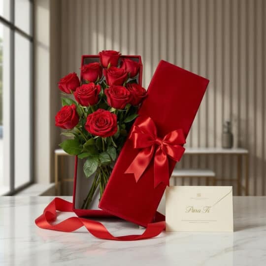Caja de Rosas Maira con 12 rosas rojas de exportación, cinta de satén y tarjeta de regalo 'Para Ti' sobre mármol.