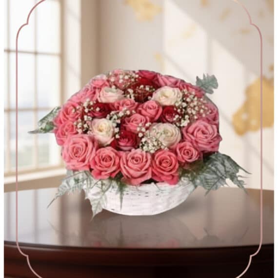Cesta de Rosas Felicia: Arreglo Premium con 21 Flores Bicolor Cesta de Rosas Felicia con 21 flores bicolor, rosas rosadas y rojas, sobre una mesa de madera oscura con fondo elegante y luz