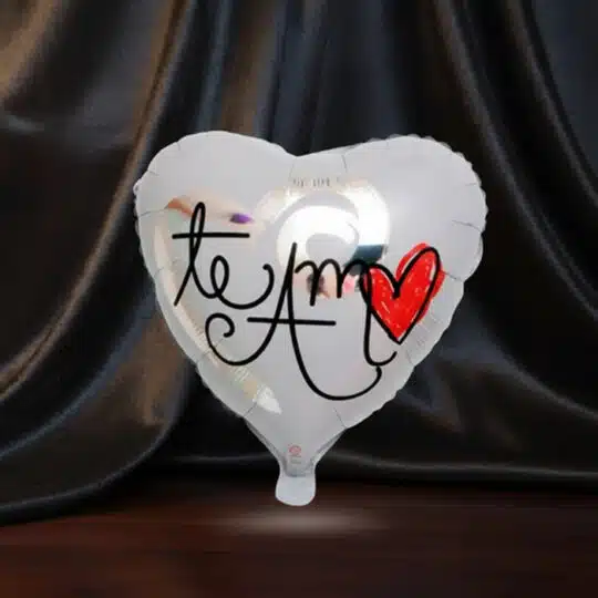 Globo metalizado en forma de corazón con la frase 'Te Amo' y un corazón rojo, ideal para expresar amor en cualquier ocasión e