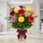 Jarron de Rosas CRISTINA con 12 rosas de diferentes colores vibrantes, como rojo, amarillo, rosa, morado y naranja, con folla