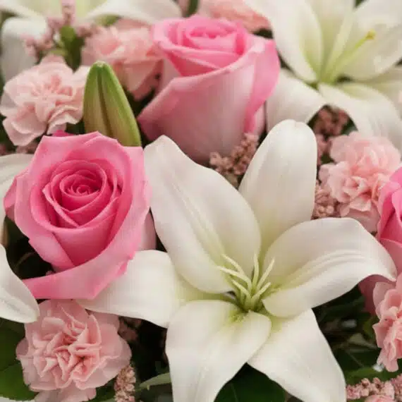 Primer plano extremo de rosas rosadas y lirios blancos con gotas de rocío, mostrando texturas hiperrealistas y colores vibran