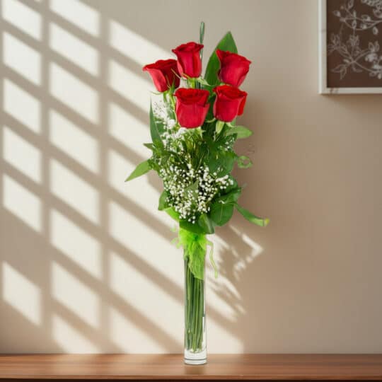 Arreglo floral Solitario con Rosas Marilyn en un jarrón de cristal, sobre una superficie de mármol pulido, con un fondo elega
